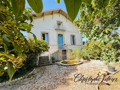 Propriété - 240 m² - 7 pièces