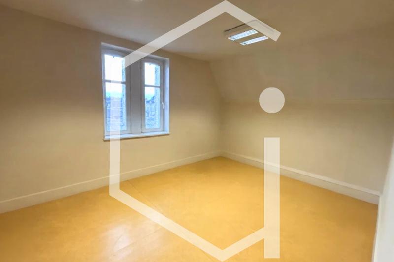 Maison - 325 m² - 18 pièces