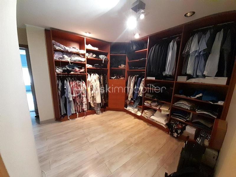 Maison - 270 m² - 12 pièces