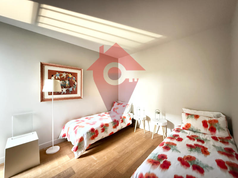 Maison - 204 m² - 9 pièces