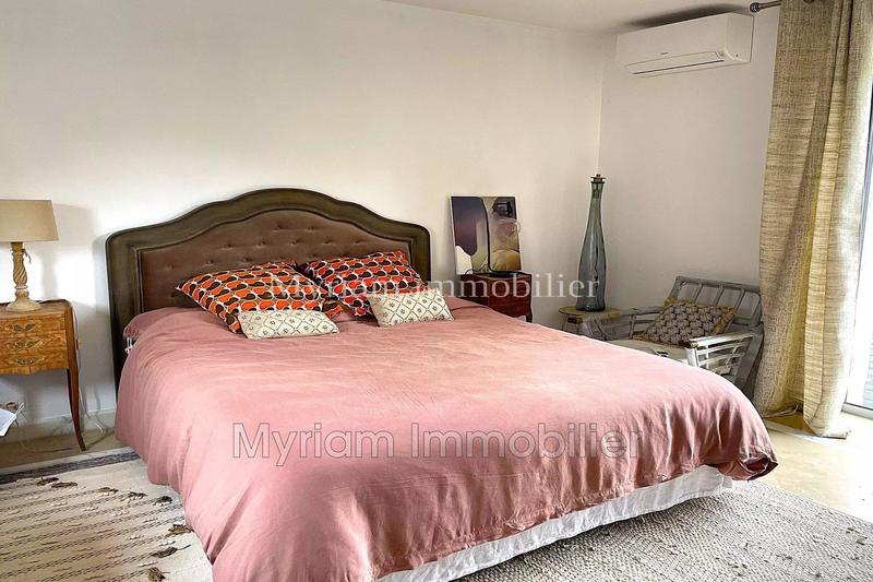 Maison - 240 m² - 6 pièces