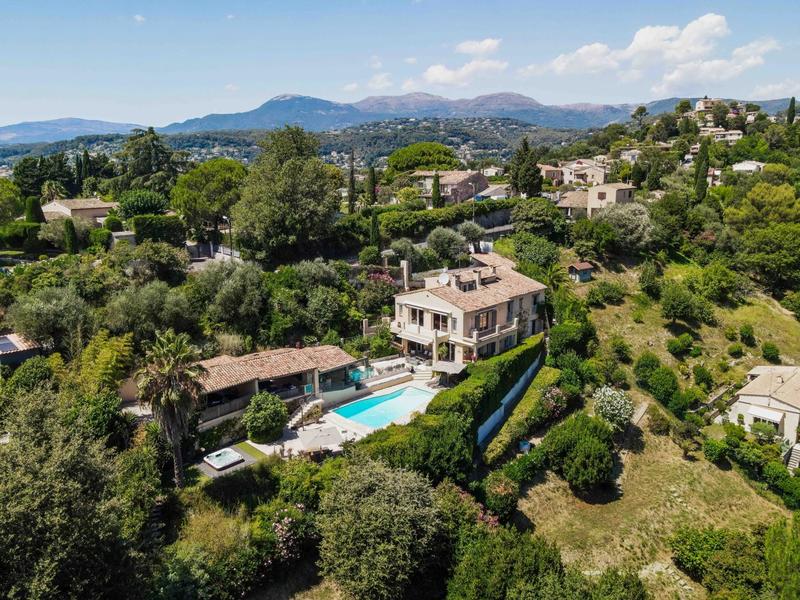 Maison - 280 m² - 8 pièces