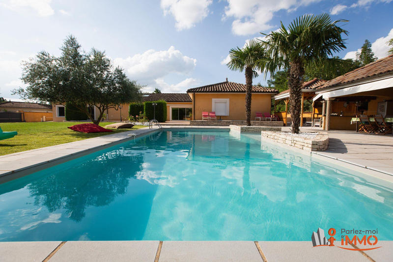 Maison - 300 m² - 7 pièces