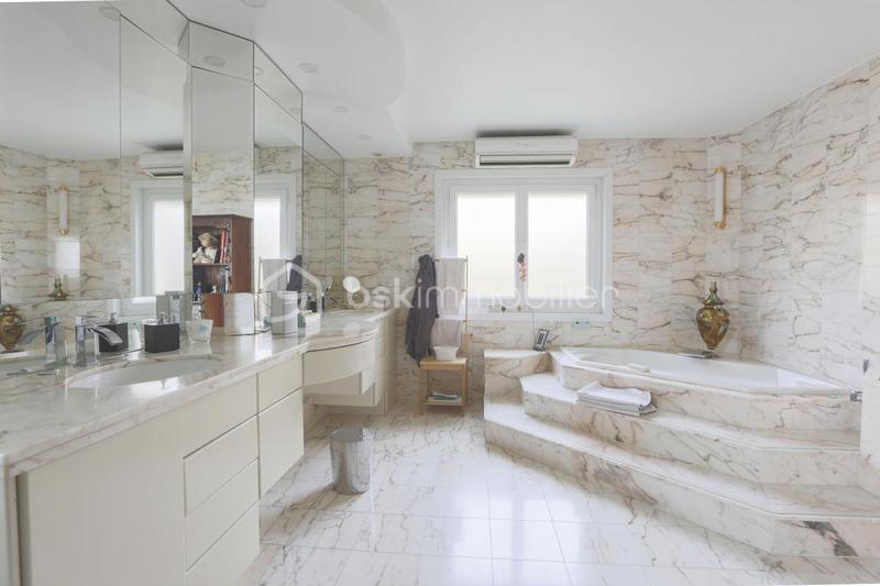 Villa - 280 m² - 10 pièces