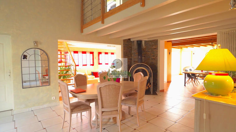 Maison - 222 m² - 9 pièces