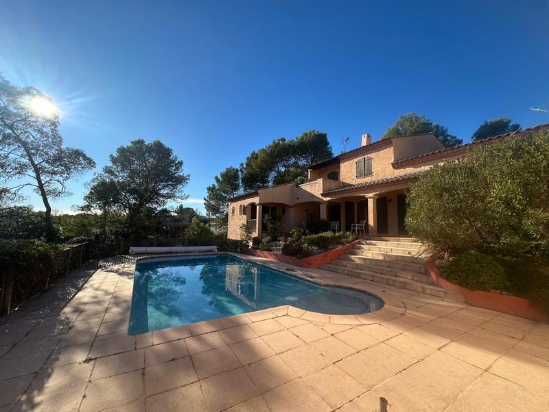 Maison traditionnelle - 268 m² - 9 pièces