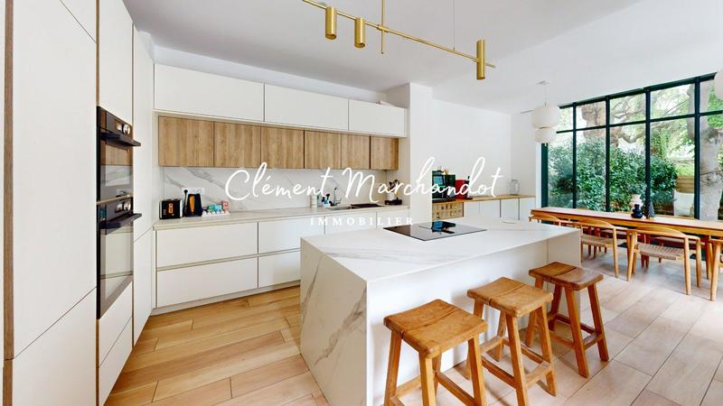 Propriété - 300 m² - 8 pièces