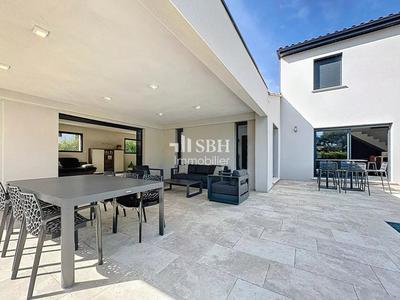 Villa - 211 m² - 10 pièces