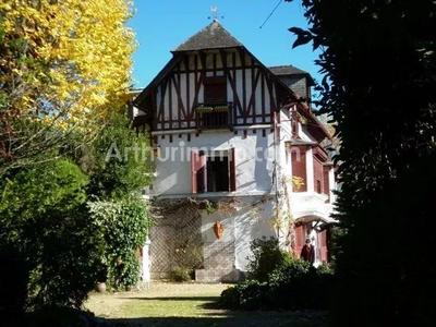 Maison - 270 m² - 12 pièces