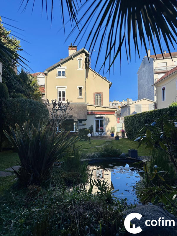 Maison - 287 m² - 10 pièces