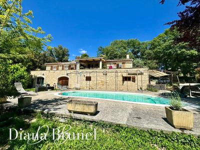 Maison - 225 m² - 8 pièces