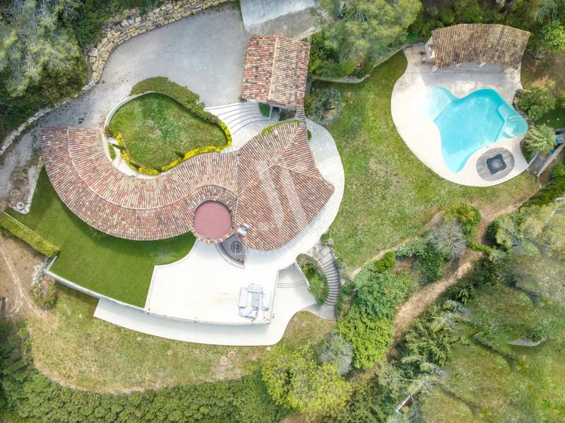 Villa - 646 m² - 10 pièces