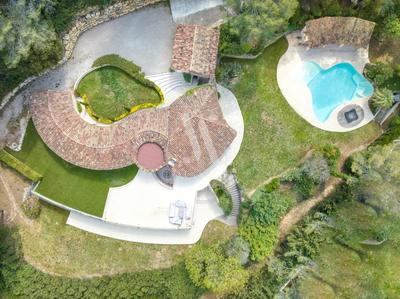 Villa - 646 m² - 10 pièces