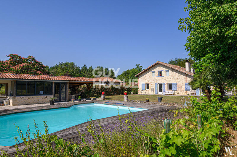 Maison - 220 m² - 5 pièces