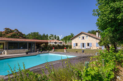 Maison - 220 m² - 5 pièces