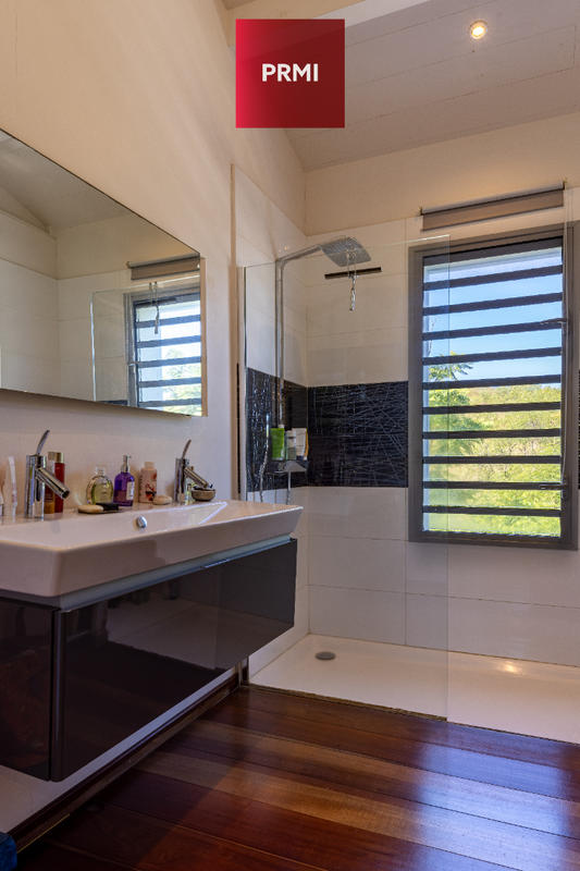 Maison - 235 m² - 8 pièces