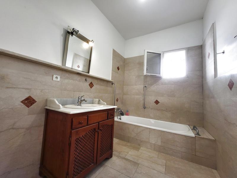 Maison - 219 m² - 8 pièces