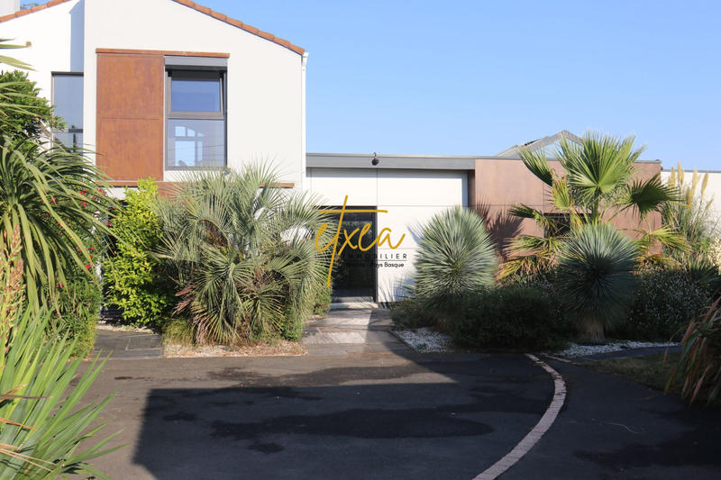 Villa - 264 m² - 10 pièces