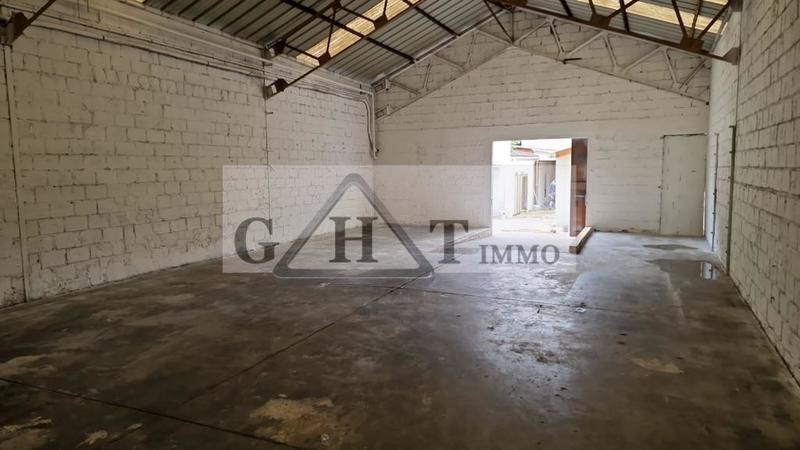 Entrepôt - 670 m²
