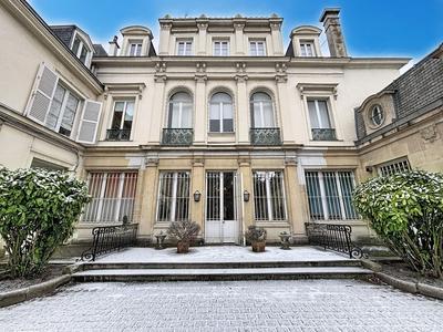 Appartement bourgeois - 257 m² - 6 pièces