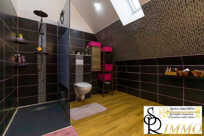 Maison - 201 m² - 7 pièces