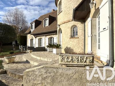 Maison - 232 m² - 8 pièces