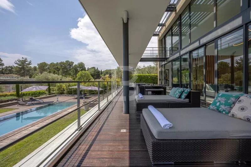 Maison - 480 m² - 8 pièces