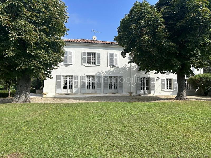 Propriété - 453 m² - 11 pièces