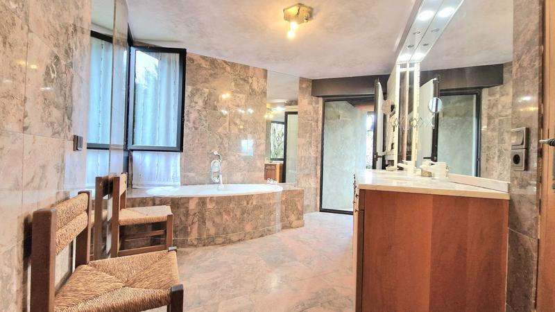 Maison - 840 m² - 9 pièces