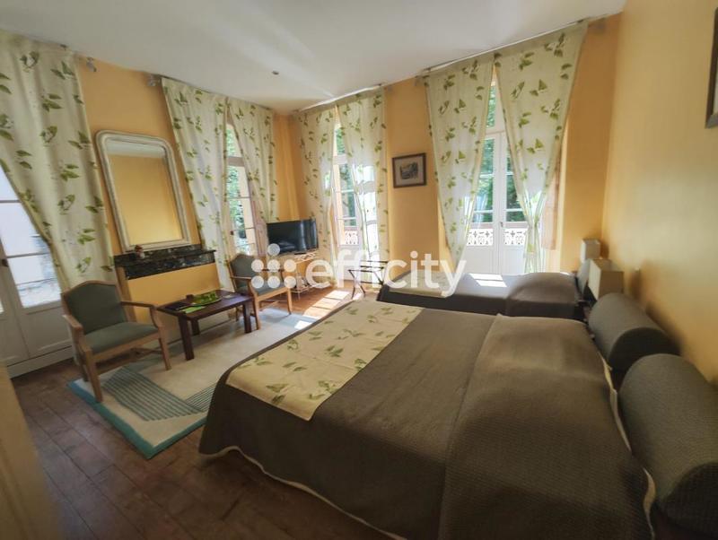 Maison - 284 m² - 10 pièces