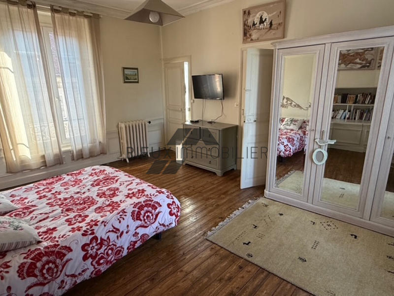 Propriété - 218 m² - 7 pièces