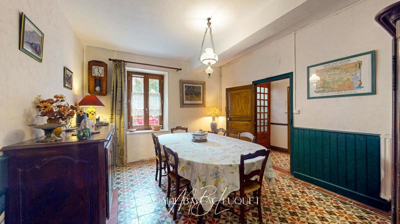 Maison - 216 m² - 10 pièces