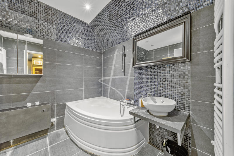 Maison - 277 m² - 9 pièces