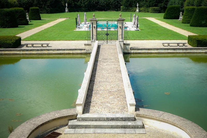 Château - 1 242 m² - 20 pièces