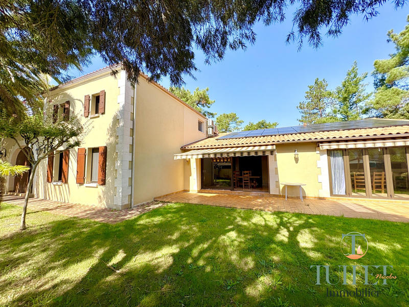 Villa - 256 m² - 9 pièces