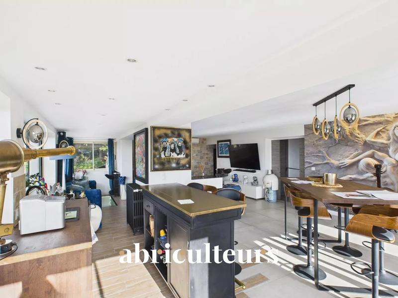 Maison - 227 m² - 7 pièces