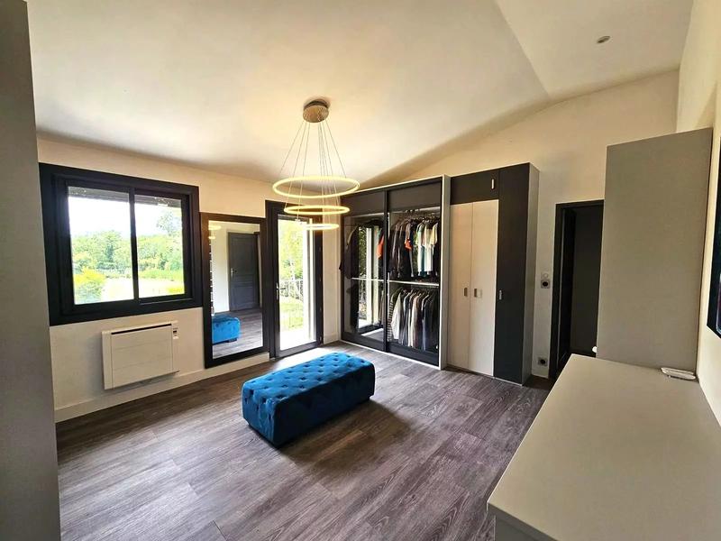 Maison - 230 m² - 8 pièces