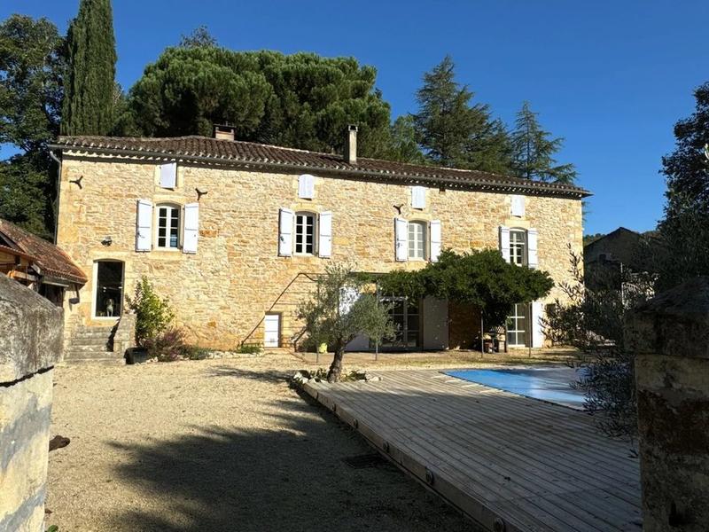 Maison - 537 m² - 22 pièces