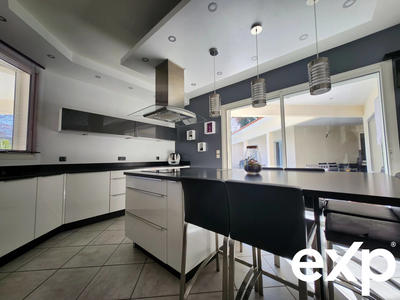 Villa - 205 m² - 6 pièces