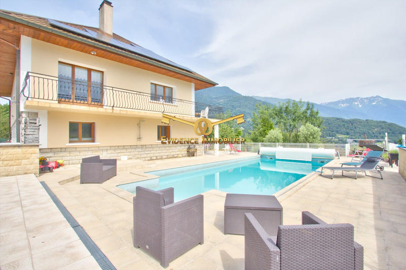 Maison - 215 m² - 7 pièces