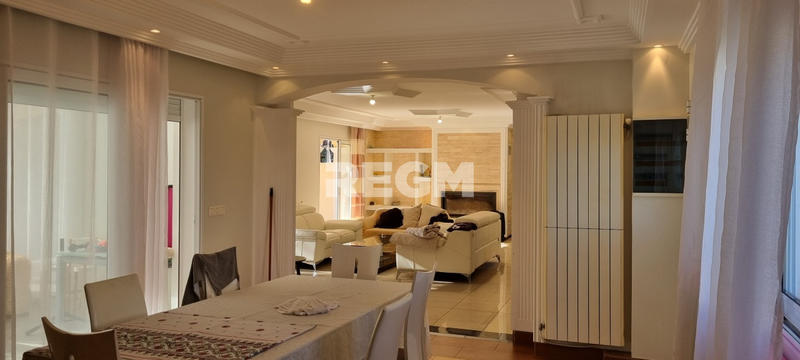 Maison - 400 m² - 12 pièces