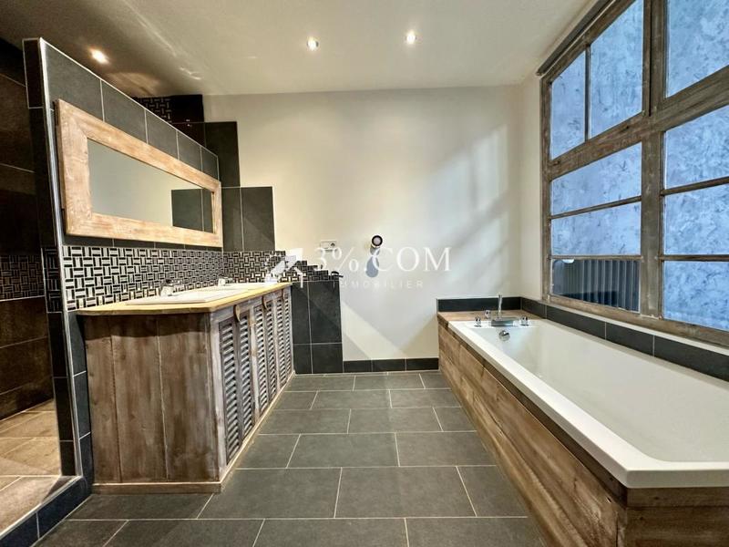 Loft - 143 m² - 5 pièces