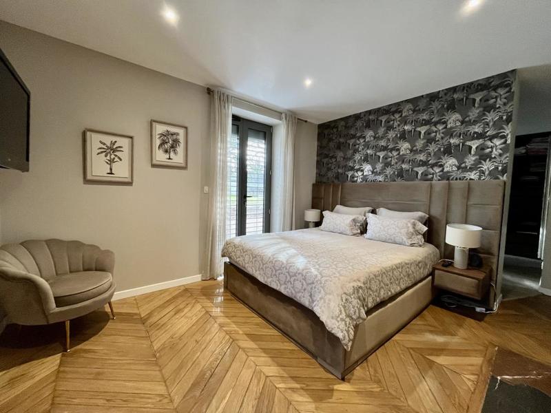 Maison - 341 m² - 8 pièces