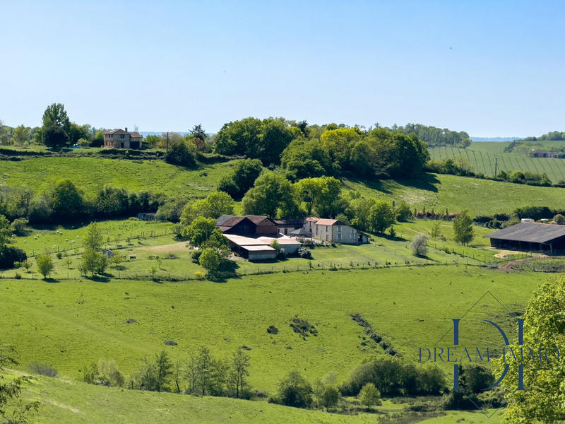 Maison - 280 m² - 8 pièces