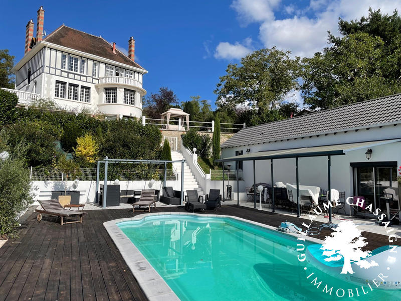 Maison traditionnelle - 336 m² - 10 pièces