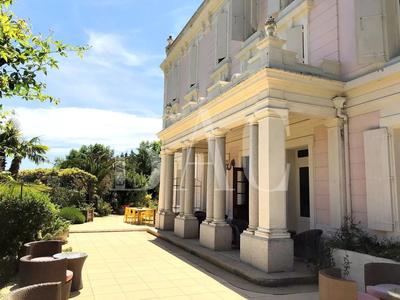 Propriété - 1 400 m² - 20 pièces