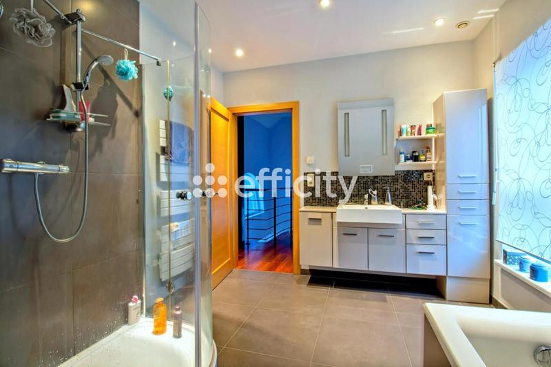 Maison - 214 m² - 8 pièces