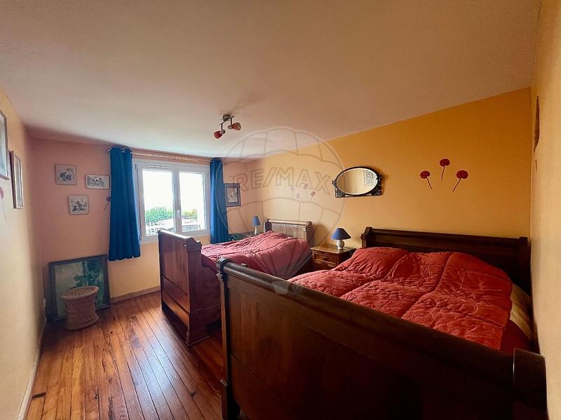 Maison - 220 m² - 8 pièces