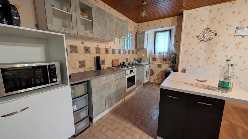 Maison - 250 m² - 12 pièces