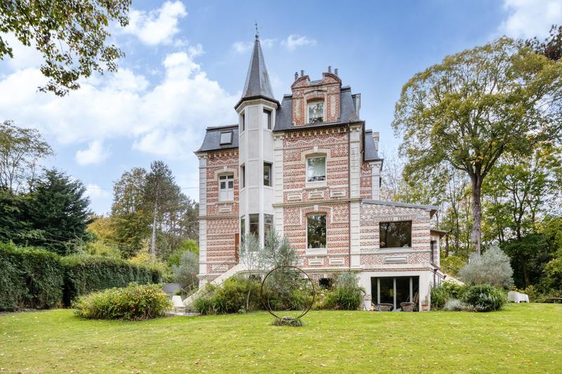 Maison - 313 m² - 13 pièces